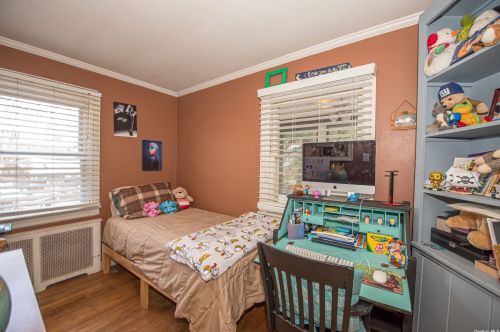 37 Chateau Dr, Huntington Station NY 11747-4131 exterior