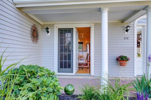 414 Corey Ln, Middletown RI 02842-5659 exterior