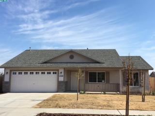 1780 Eaton St, Tulare, CA 93274-1228