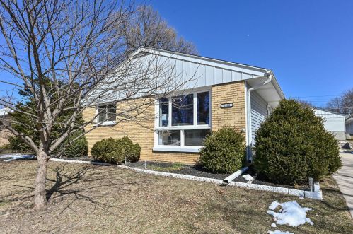 2880 97th St, Milwaukee, WI 53227-3315