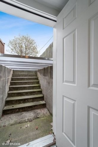 4425 Damen Ave, Chicago IL 60625-1701 exterior