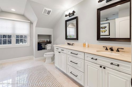 25 Crst Dr, Little Silver NJ 07739-1318 exterior