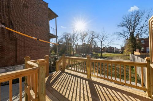 5642 Maple Ave, Saint Louis MO 63112-2722 exterior