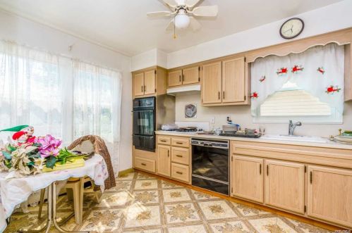 1555 Dwight Pl, Bronx NY 10465-1122 exterior