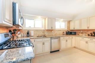 179 Brookfield Ave, Paramus, NJ 07652-5224