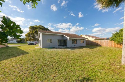 9147 Bedford Dr, Boca Raton FL 33434-5512 exterior