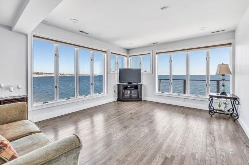 4 Lawrence Ct, Milford CT 06460-7336 exterior