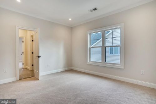 6811 Dillon Ave, Mc Lean VA 22101-4401 exterior