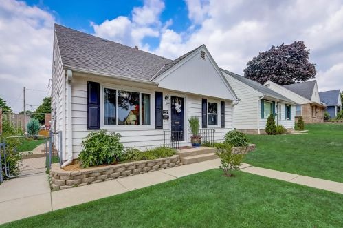 2571 61st St, Milwaukee, WI 53219-2624