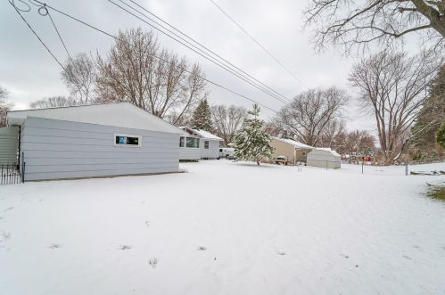 2093 Emerald Ln, Saint Paul MN 55122-2810 exterior