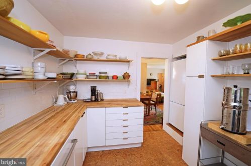 56 Roxboro Rd, Trenton NJ  08648-3925 exterior