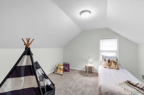 2823 Oriole Dr, Milwaukee WI 53209-4236 exterior