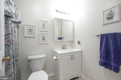 42 Hamilton Lk Dr, Trenton NJ 08619-3437 exterior