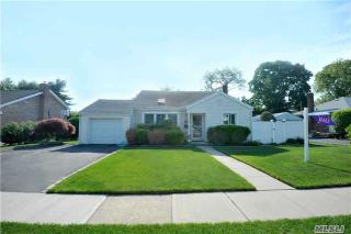 7 Preston Ln, Syosset NY  11791-4707 exterior