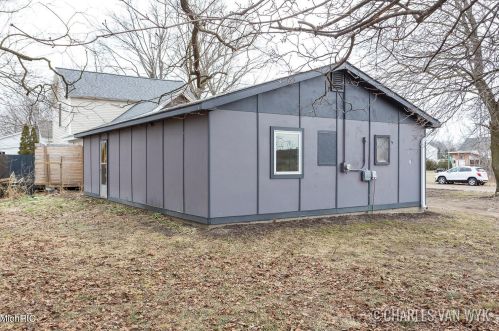 305 Jones St, Grant MI 49327-9143 exterior