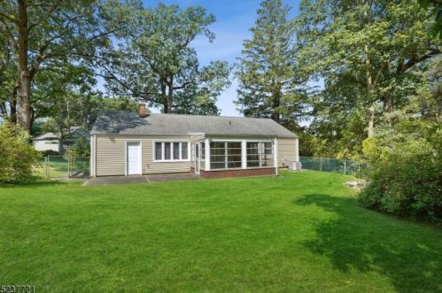 72 Fellswood Dr, Livingston NJ 07039-2238 exterior