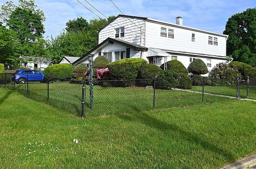 20 Hackmatac St, Central Islip, NY 11722-4722