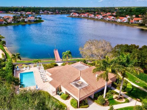 875 New Waterford Dr, Naples FL 34104-7889 exterior