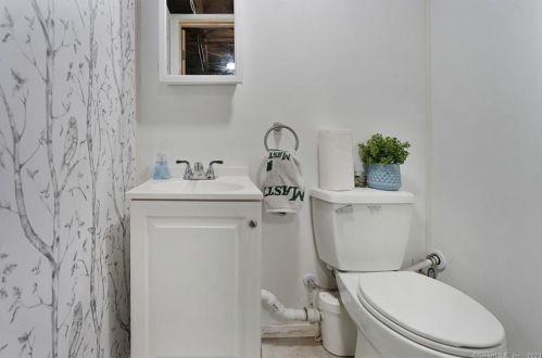 45 Old King St, Enfield CT 06082-5516 exterior