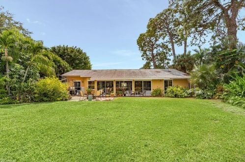 2633 Longboat Dr, Naples FL 34104-3382 exterior