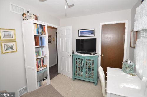 4 Hanover Dr, Cookstown NJ 08511-1005 exterior