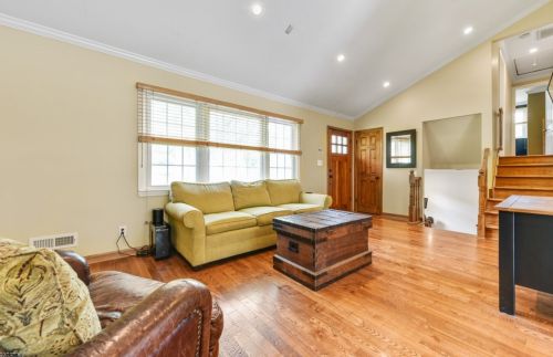 2 Countryside Dr, Livingston, NJ 07039-2002