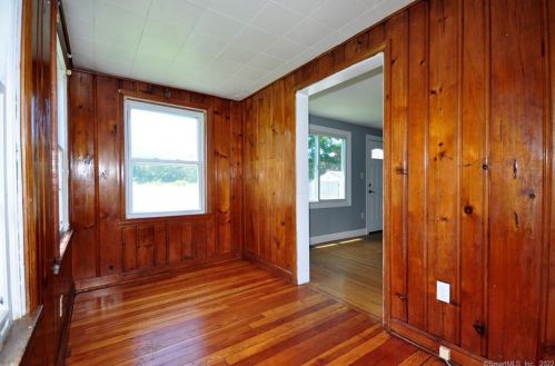 184 St, Windsor CT 06095-2412 exterior