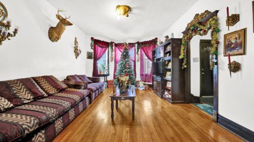 10125 Avenue, Chicago, IL 60617-5931