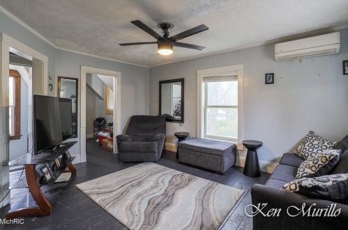 1556 Queen Ave, Grand Rapids MI 49505-4959 exterior