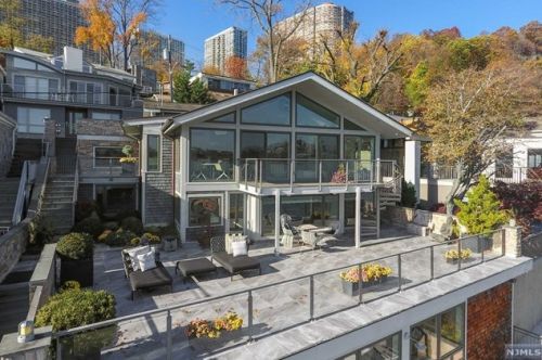 23 Shore Rd, Edgewater, NJ 07020-1540