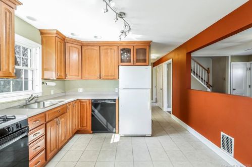 12 Monroe St, North Haven CT 06473-1813 exterior