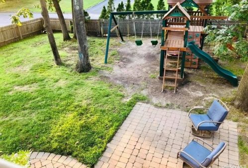 2 Leroy Ct, Commack NY  11725-1703 exterior