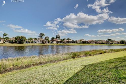 332 Shoreline Cir, Fort Pierce FL 34986-2913 exterior