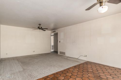 2902 Desert Cv Ave, Phoenix AZ 85028-3430 exterior