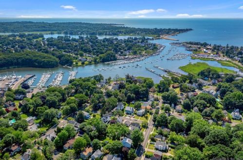 8 Un St, Milford CT 06460-4724 exterior