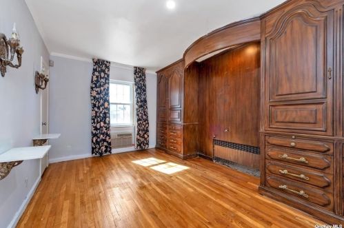 1081 Chestnut St, Valley Stream NY  11580-2157 exterior