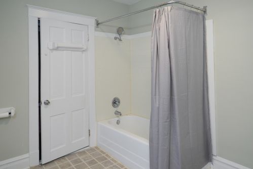 1820 Oakland Dr, Kalamazoo MI 49008-1805 exterior