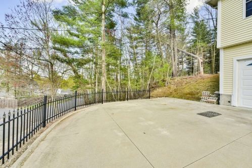 519 Gifford St, Springfield, MA 01118-2418