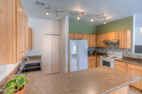 8363 Hunnic Dr, Tucson AZ 85747-5987 exterior