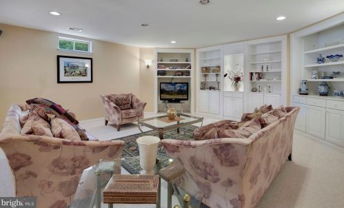 10720 Cloverbrooke Dr, Rockville MD 20854-6372 exterior