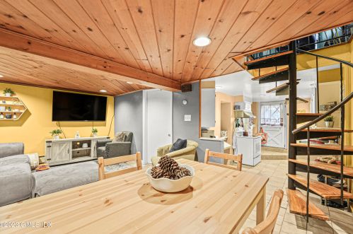 18 Comly Ave, Greenwich CT 06831-4933 exterior