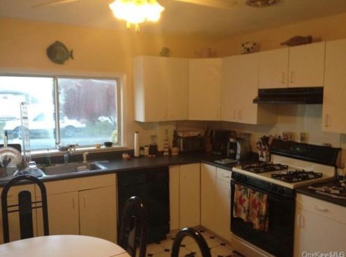 67 Phillips St, Middletown NY 10940-3303 exterior