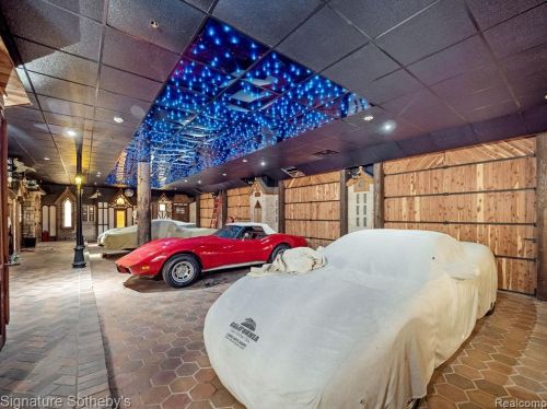 2009 Victoria Hl, Rochester MI exterior