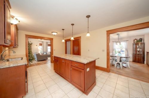 6 Harris St, Enfield CT 06082 exterior