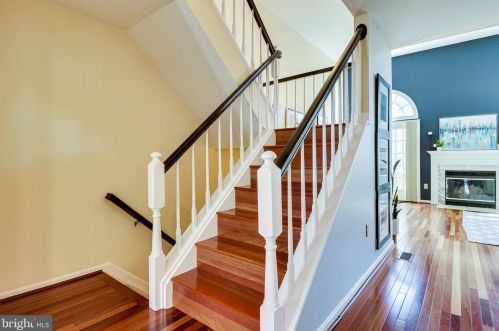 7041 Chesley Search Way, Alexandria VA 22315-4754 exterior