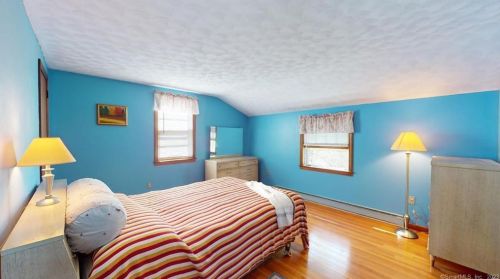 6 Hummingbird Ln, Enfield CT 06082-5709 exterior