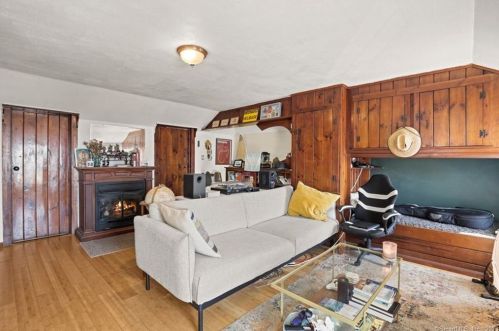 18 Melba St, Milford CT 06460-7633 exterior