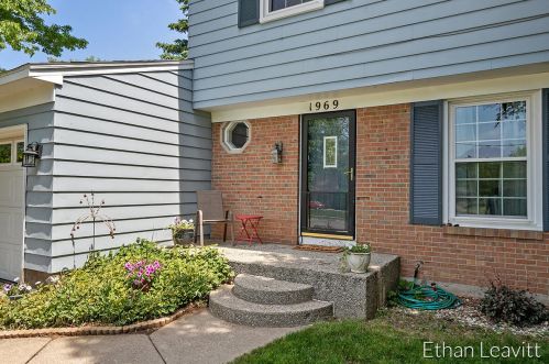 1969 Jamestown Dr, Grand Rapids, MI 49508-6526