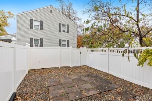 8 Roosevelt Ct, Metuchen NJ 08840-1426 exterior