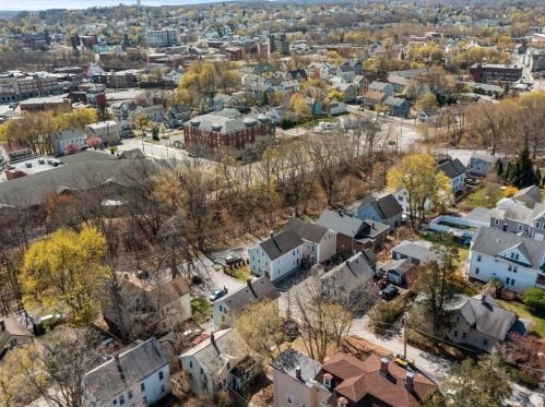 4 Lewis St, Woonsocket RI 02895-1905 exterior